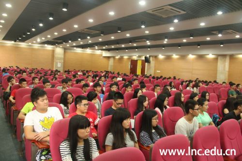 来听讲座的同学们受益匪浅 摄影学生记者 周健航