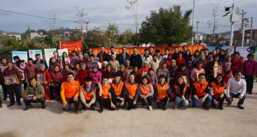 图片3 慰问发昌社区创业实践学生队伍