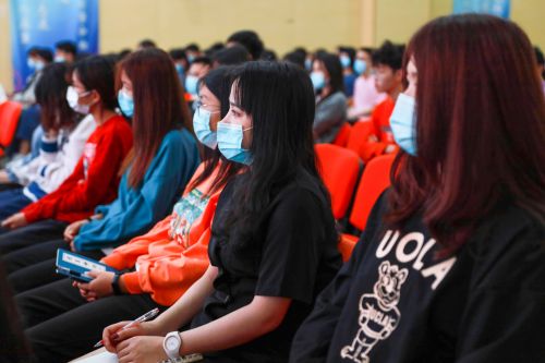 （报告会现场同学们认真学习并发表感悟）2