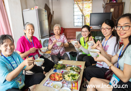 热热闹闹开饭，在吃饭中陪伴
