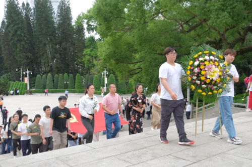 图4：学生党员代表向纪念碑敬献花圈