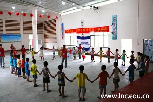 经管学院志愿者在和孩子们做活动