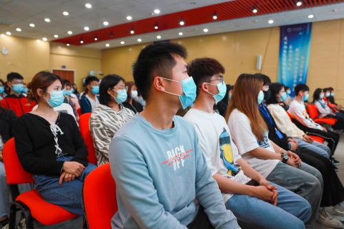 （报告会现场同学们认真学习并发表感悟）1