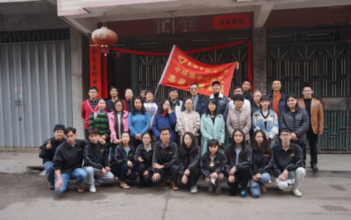 图片1 慰问中坝社区创业实践学生队伍