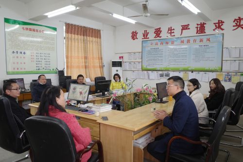 4周云副书记也向在场村委干部成员介绍了广东岭南职业技术学院的情况(1)