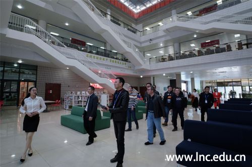 (参观图书馆创客空间及各书院)1