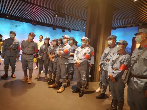 图片5：参观红军长征突破湘江纪念馆