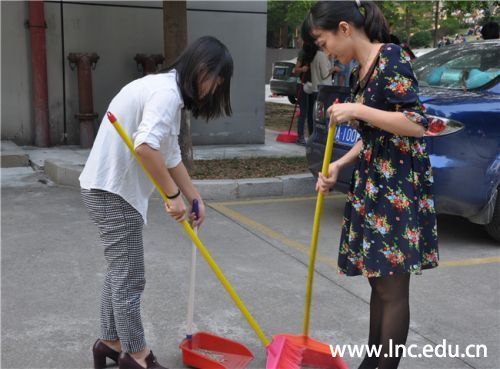 教职工在分包区域清洁 摄影学生记者陈艺翾 何紫莹