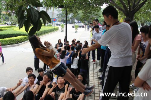 女生在玩背摔项目时尖叫 摄影通讯员 吕俊杰
