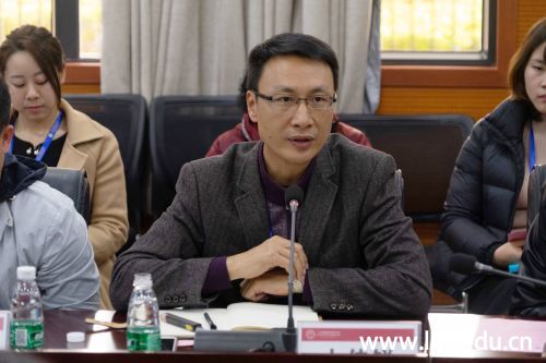 (党委副书记、学生处处长卜佳锐作《德技双修,知行合一--广东岭南职业技术学院书院制改革的探索与实践》主题汇报)