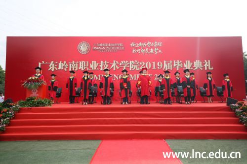 全体起立 高唱国歌