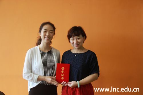 获奖的刘子慧老师（左）和蔡文君老师  摄影通讯员 梁麦琪