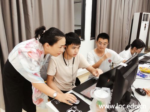 图3：数学教研室老师赛前悉心指导学生