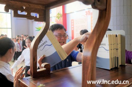 劳汉生校长赠书仪式现场 (2)