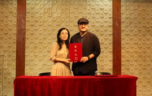 4我校副校长张爱国教授与彭文斌先生签约成功合影