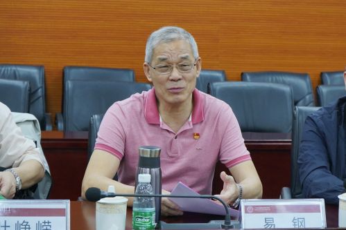 广东省高校党建研究会民办院校分会副秘书长易钢主持会议