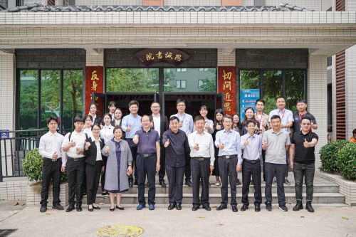 思诚书院合照（竖拇指）