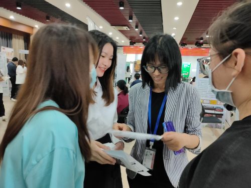 曾银珠书记指导学生面试