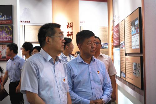 参观思政展厅_副本