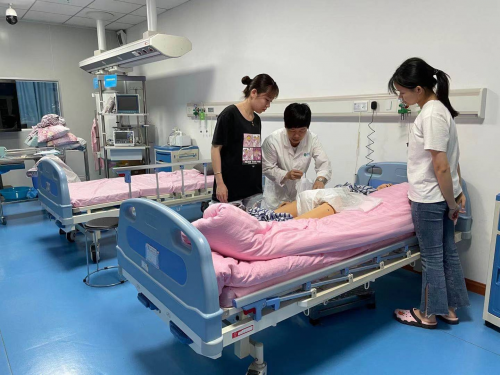 崔淑曼老师指导学生练习操作