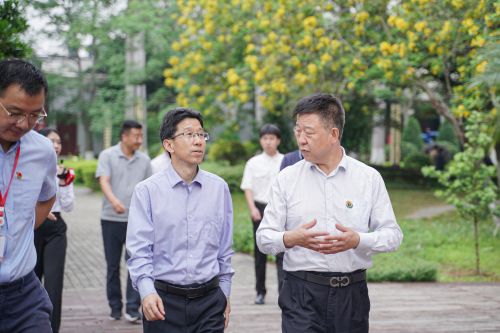 柴克生书记陪同领导一行参观