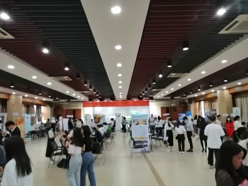 招聘会现场2