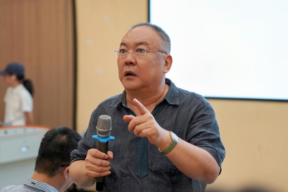 一張含有 人的臉孔, 服裝, 人員, 男人 的圖片

自動產生的描述