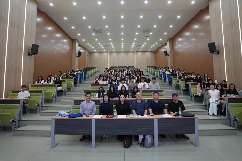 一張含有 室內, 傢俱, 人民, 服裝 的圖片

自動產生的描述