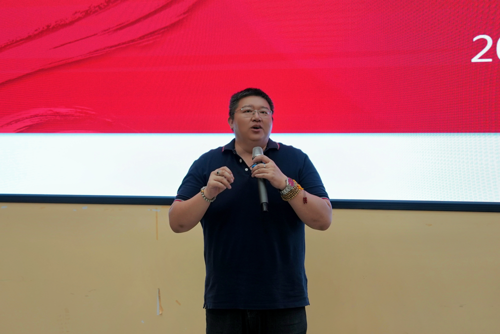 一張含有 服裝, 人員, 人的臉孔, 麥克風 的圖片

自動產生的描述