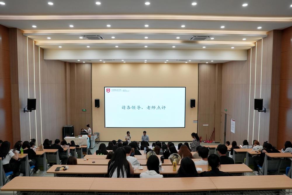 一張含有 室內, 會議廳, 會議, 研討會 的圖片

自動產生的描述