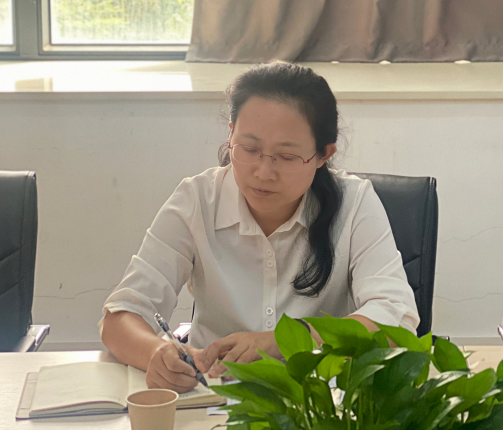 F:\102学院工作2\2425(1)\24-期中教学检查\学院收集\推文\1105提升质量 教学相长丨智能制造学院进行24-25学年第一学期期中教学检查调研与座谈会召开\图4.翟校认真记录问题.png