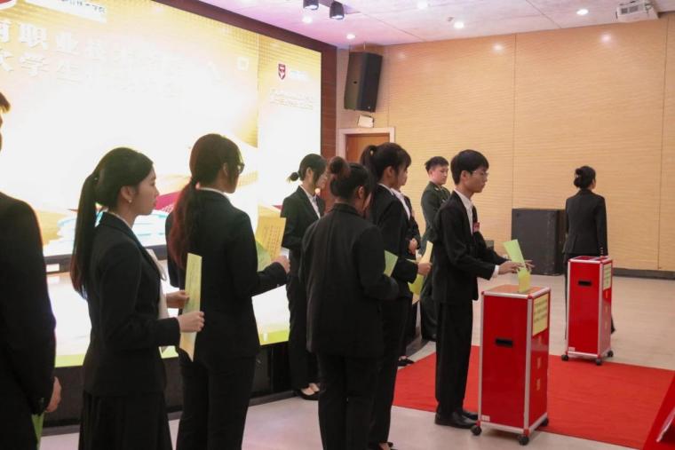 98db45065b0ea8690057c41a83c3d9f5