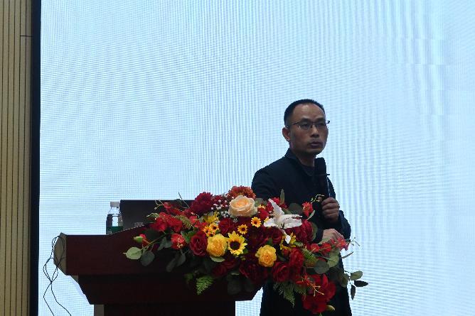 7清远市博阳社会工作服务中心总干事陈阳海讲授《社会工作专业价值与实务伦理》