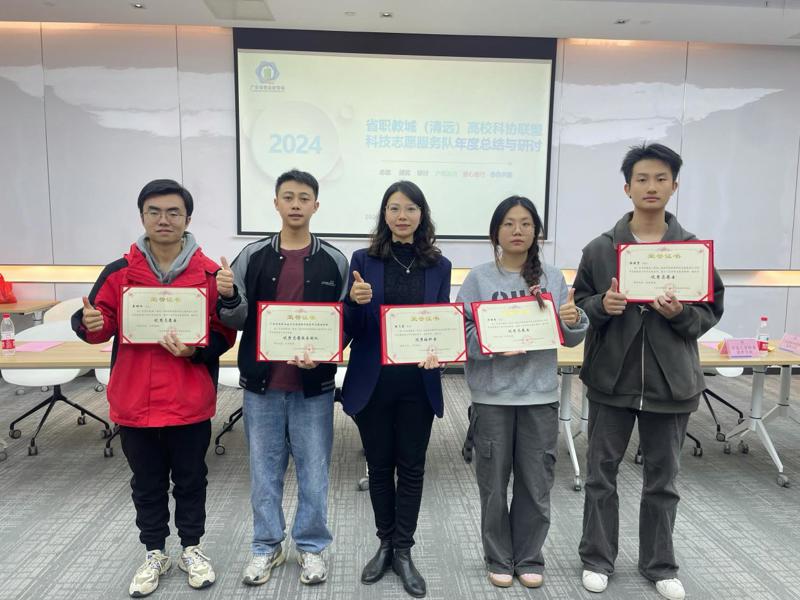 明德书院陈飞莹副院长、明德书院团委书记张穗怡与各获奖同学合影