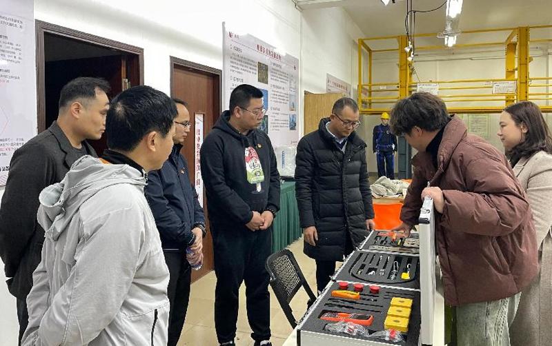 图三 参观仿真实训设备