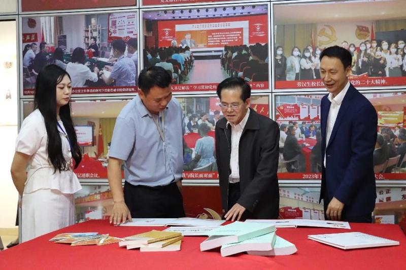 图8－参观思诚书院