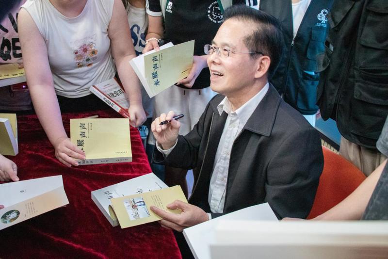 图5-黄定光赠书现场