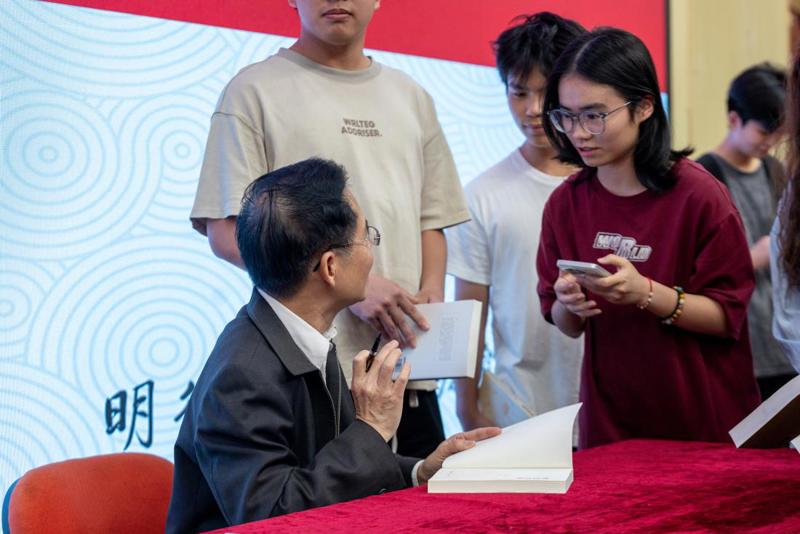 图6-黄定光为现场同学解答疑惑