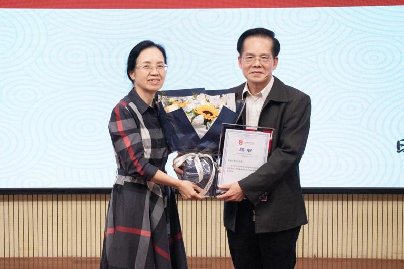 图3-我校副校长张爱国颁发客座教授聘书