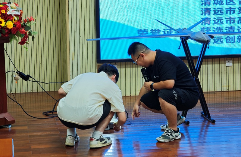 F:\102学院工作2\2526(1)\02-迎新与入学教育\新生入学教育推文\0901-机电筑基智造强国 匠心育才弘毅担当\图二：学生现场体验3D打印技术.jpg