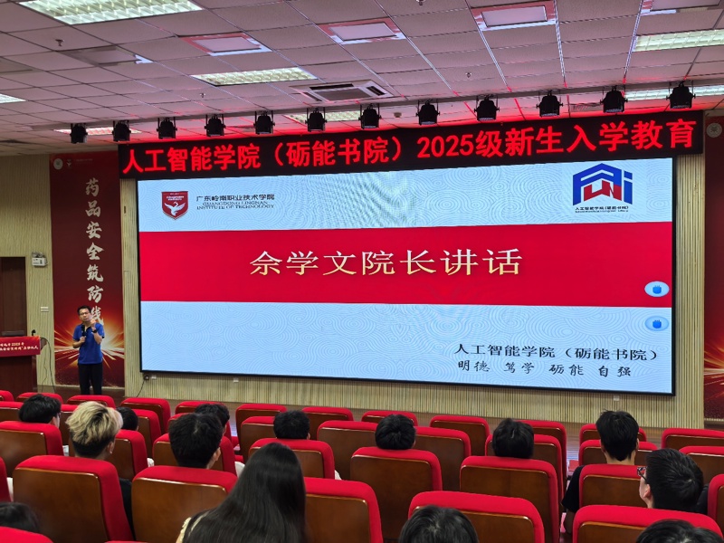 人们在看台上的人群

AI 生成的内容可能不正确。