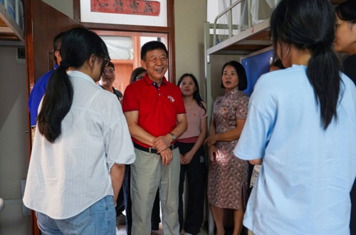 倾听“新”声，以心暖“新”——我校党委书记柴克生带队走访新生宿舍