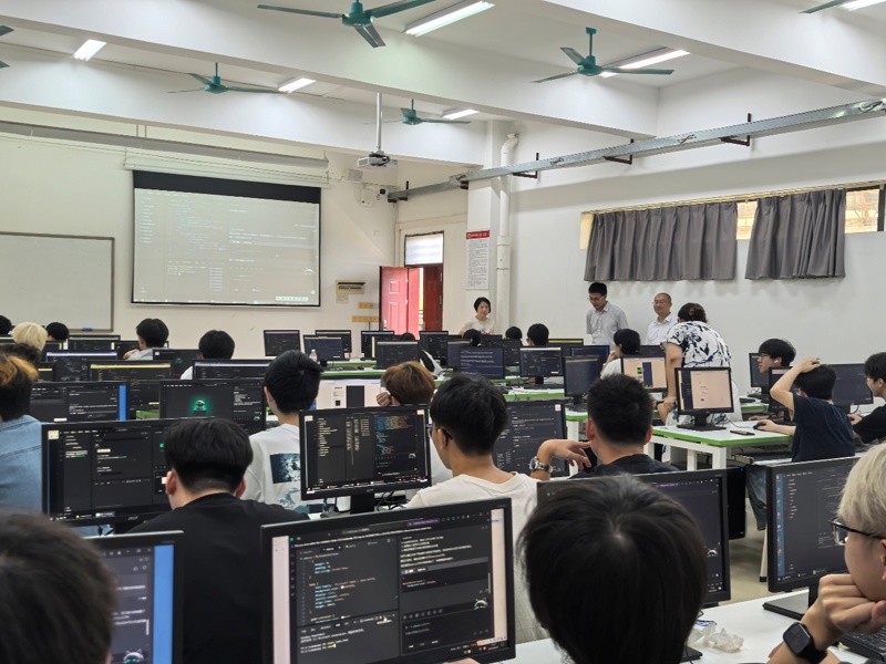 会议室里的人们

AI 生成的内容可能不正确。