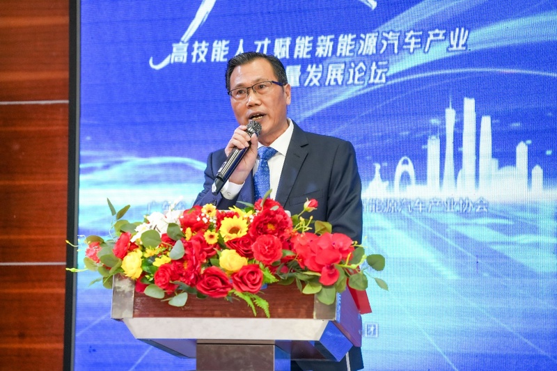 F:\02-学院工作2\2526(1)\46-汽车活动\推文与报道\论坛用图\04.广东省新能源汽车协会秘书长周发涛致辞.jpg
