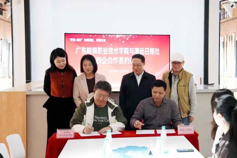 一群人坐在桌子前

AI 生成的内容可能不正确。