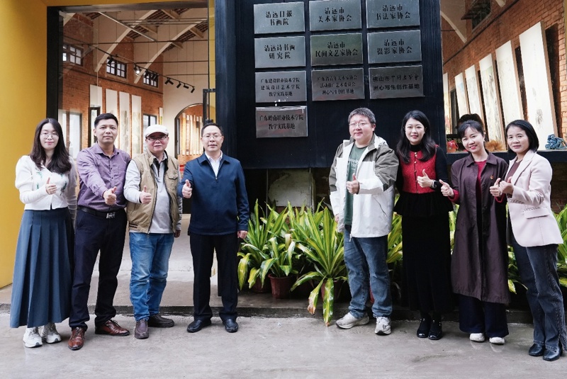 一群人站在门前

AI 生成的内容可能不正确。