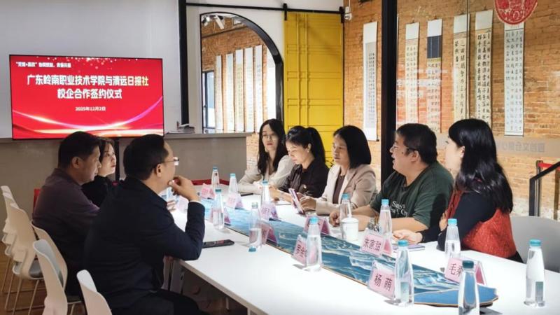 一群人坐在桌子前

AI 生成的内容可能不正确。