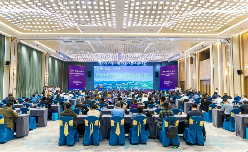 大厅里的人们

AI 生成的内容可能不正确。