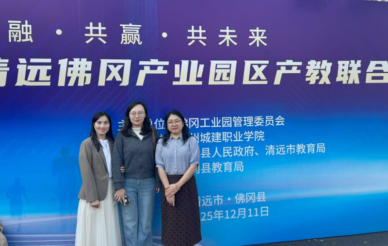 图片包含 站, 男人, 游戏机, 对着

AI 生成的内容可能不正确。