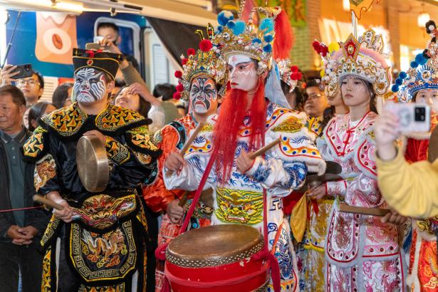 C:/Users/Administrator/Desktop/文交会报账/新闻稿照片/图2：岭南英歌队助力第十三届清远鸡文化旅游嘉年华.jpg图2：岭南英歌队助力第十三届清远鸡文化旅游嘉年华